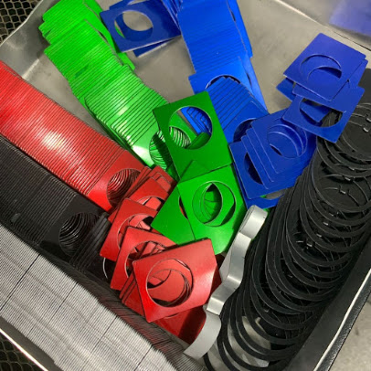 Peças personalizadas em acrílico colorido