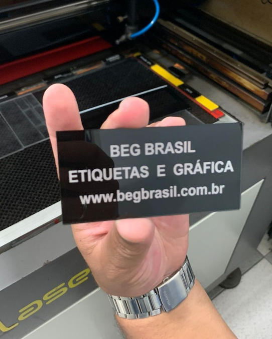 Placa preta em acrílico gravada a laser