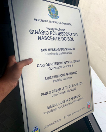 Placa de inauguração personalizada em acabamento metálico